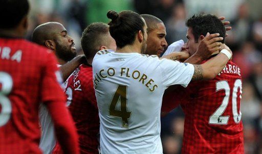 Swansea&#039;s Ashley Williams (2nd right) and Manchester United&#039;s Robin van Persie clash in Swansea on December 23, 2012