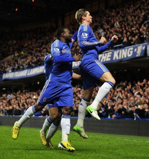 Chelsea&#039;s Fernando Torres (R) celebrates scoring with Victor Moses (L) against Aston Villa on December 23, 2012
