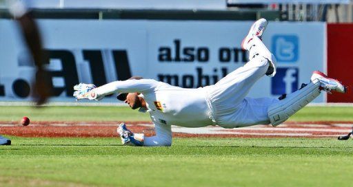 Sri Lankan wicketkeeper Kumar Sangakkara drops a catch in the second Test against Australia on December 26, 2012