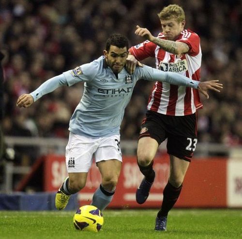 Sunderland's James McClean (R) battles with Carlos Tevez on December 26, 2012