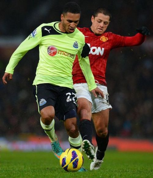 Newcastle's Sylvain Marveaux (L) vies with Manchester's Javier Hernandez (R) at Old Trafford on December 26, 2012