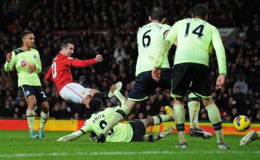 Manchester United&#039;s Robin van Persie (2nd L) scores at Old Trafford on December 26, 2012