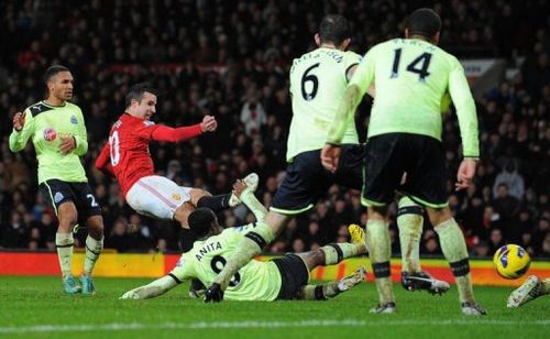 Manchester United's Robin van Persie (2nd L) scores at Old Trafford on December 26, 2012