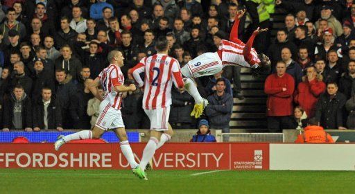 Stoke&#039;s Kenwyne Jones (R) celebrates with Geoff Cameron (C) and Jonathan Walters in Stoke-on-Trent, on December 26, 2012