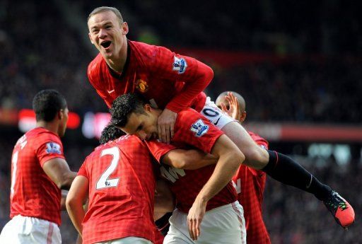 Manchester United&#039;s Wayne Rooney (up) celebrates with Robin van Persie (C) at Old Trafford on November 3, 2012