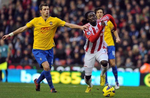 Southampton&#039;s French midfielder Morgan Schneiderlin (L) vies with Stoke City&#039;s Trinidadian striker Kenwyne Jones (R)