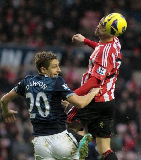 Sunderland&#039;s Scottish striker Steven Fletcher (R) vies with Tottenham Hotspur&#039;s English defender Michael Dawson (L)