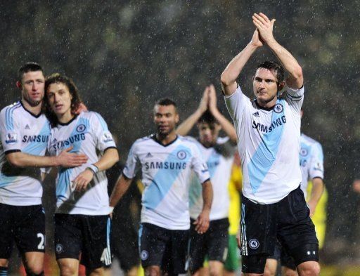Chelsea&#039;s Frank Lampard (R) applauds the fans after his team won their match against Norwich, on December 26, 2012