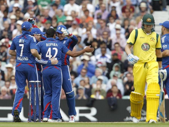 England&#039;s Ravi Bopara (3rd R) celebrates