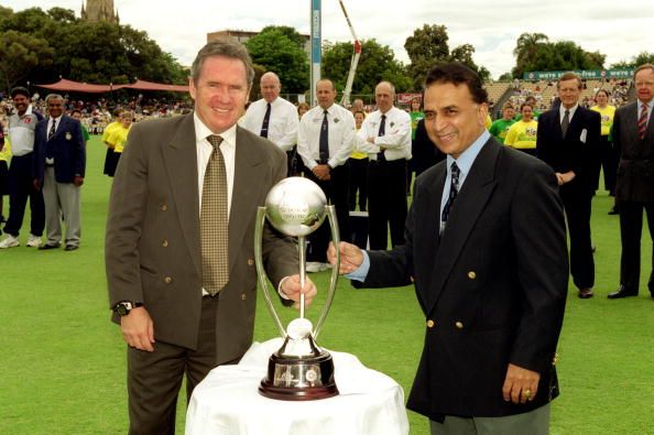 Allan Border and Sunil Gavaskar pose with trophy