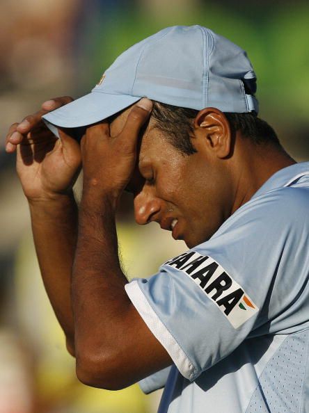 India Cricket Captain Rahul Dravid gestu