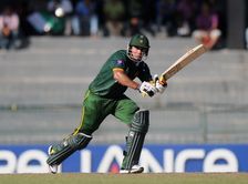 Jamshed propels Pakistan to win; Dhoni's stunner in vain