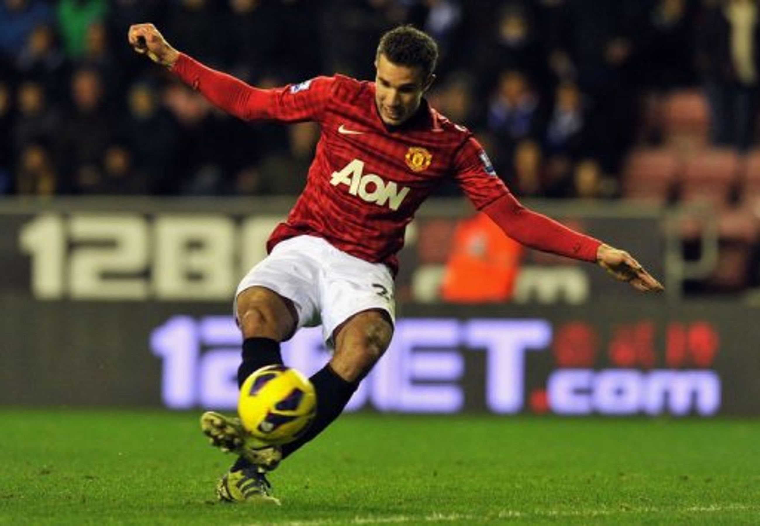 Manchester United&#039;s Robin Van Persie scores in Wigan on January 1, 2013