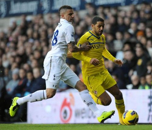 Tottenham Hotspur's Kyle Walker (L) vies with Reading's Jobi McAnuff (R) at White Hart Lane in London on January 1, 2013