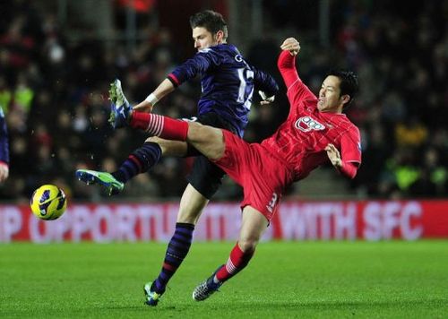 Arsenal's Olivier Giroud (L) vies with Southampton's Maya Yoshida (R) in Southampton on January 1, 2013