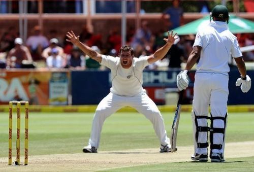 New Zealand bowler Doug Bracewell (centre) and South Africa batsman Graeme Smith, January 2, 2013 in Cape Town, Newlands