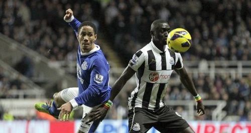 Newcastle's Papiss Cisse (R) vies with Everton's Steven Pienaar (L) at St James' Park in Newcastle on January 2, 2013