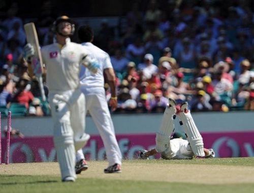 Australia's Michael Clarke (L) reacts as his playing partner Mike Hussey (R) is run-out, in Sydney, on January 4, 2013