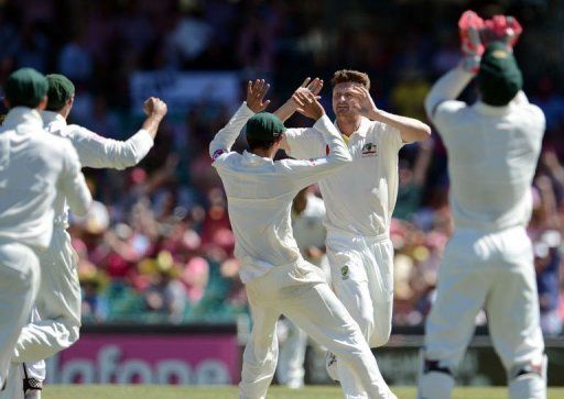 Jackson Bird (C) takes the plaudits after dismissing Dimuth Karunaratne on January 5, 2013 in Sydney