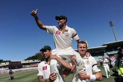 Peter Siddle (R) and Mitchell Johnson carry Australian teammate Mike Hussey off the field on January 6, 2013