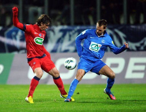 Paris Saint-Germain&#039;s Maxwell (L) vies with Arras&#039; Lamiaux Valentin on January 6, 2013 at the Epopee Stadium in Calai