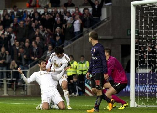 Swansea City's Danny Graham (L) celebrates with teammate Ki Sung-Yueng after scoring against Arsenal on January 6, 2013