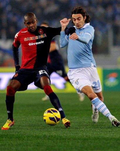 Victor Ibarbo (left) clashes with Lazio&#039;s Giuseppe Biava during a game at the Olympic stadium in Rome on January 5, 2013
