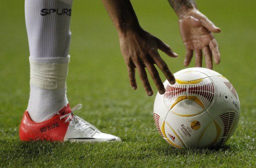 Tottenham&#039;s Aaron Lennon picks up the ball during the Europa League match against Lazio in London on September 20, 2012