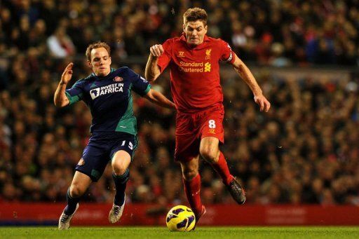 Liverpool midfielder Steven Gerrard (R) vies with Sunderland midfielder David Vaughan at Anfield on January 2, 2013