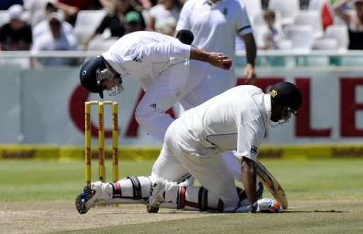 South Africa&#039;s Dean Elgar (L) tries to run out New Zealand batsman Jeetan Patel in the first Test on January 4, 2013