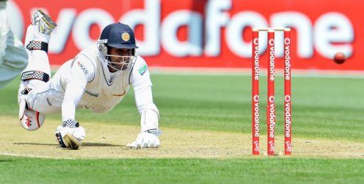 Angelo Mathews dives for his crease as the Australian throw misses the stumps in the first Test on December 16, 2012