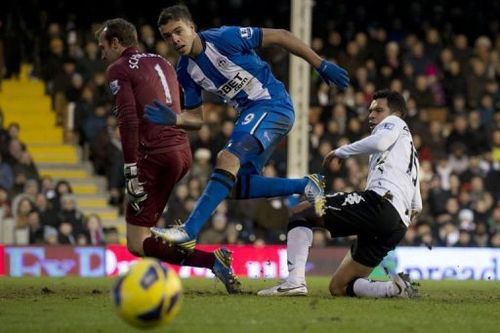 Wigan's Franco Di Santo (C) fights for the ball with Fulham's Mark Schwarzer (L) & Kieran Richardson,  January 12, 2013