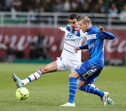 Troyes' Stephane Darbion (R) clashes with Lyon's Maxime Gonalons on January 12, 2013 at the Aube Stadium in Troyes