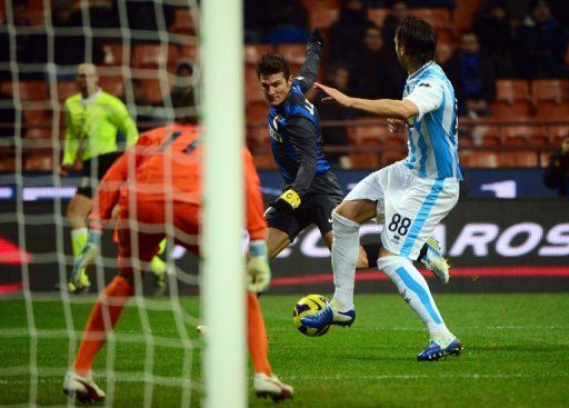 Inter Milan&#039;s Javier Zanetti (C) fights for the ball with Pescara&#039;s Christian Terlizzi on January 12, 2013 in Milan