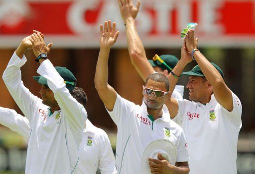 South African players acknowledge the crowd after their victory over New Zealand in Port Elizabeth on January 14, 2013