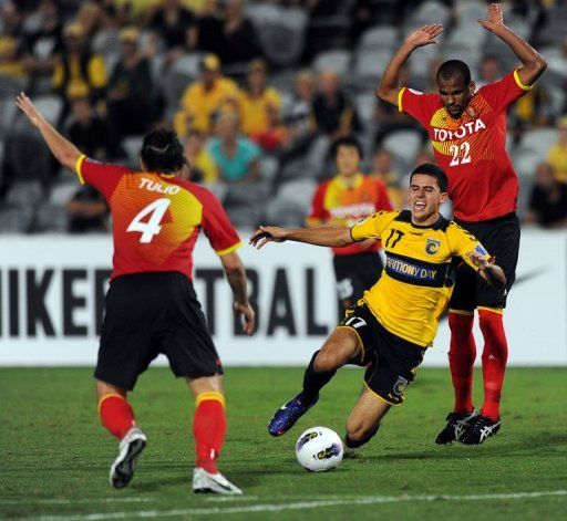 Tomas Rogic (C) is brought down by Daniel Silva Dos Santos in the AFC Champions League on March 21, 2012