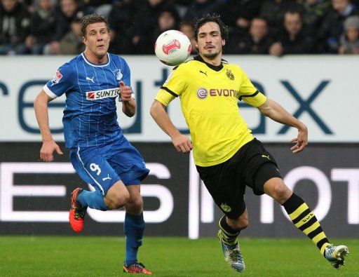 Hoffenheim&#039;s Sven Schipplock (L) and Dortmund&#039;s Mats Hummels fight for the ball, in Sinsheim, on December 16, 2012