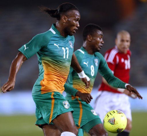 Didier Drogba (L) and Salomon Kalou (C) in action against Egypt in a friendly in Abu Dhabi on January 14, 2013