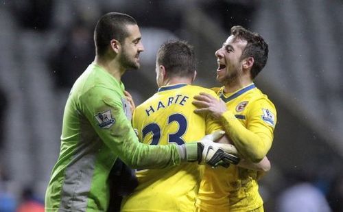 Reading's Adam Le Fondre (R) celebrates at the final whistle with Adam Federici (L) and Ian Harte on January 19, 2013