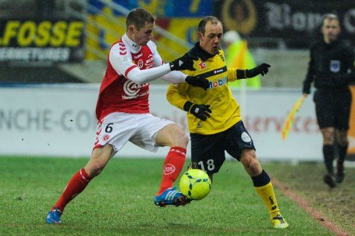 Reims&#039; midfielder Antoine Devaux (L) challenges Sochaux&#039; midfielder Sebastien Roudet on January 19, 2013