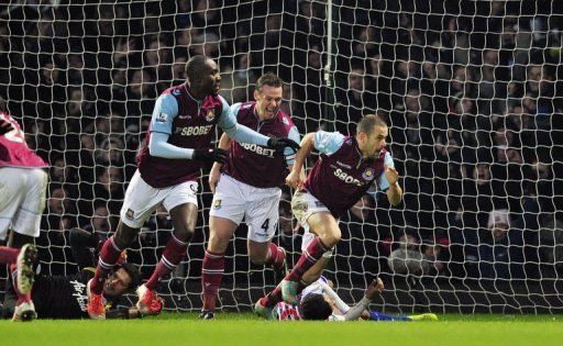 West Ham United&#039;s midfielder Joe Cole (R) celebrates scoring in East London on January 19, 2012