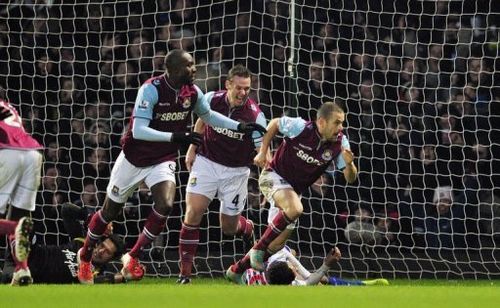 West Ham United's midfielder Joe Cole (R) celebrates scoring in East London on January 19, 2012