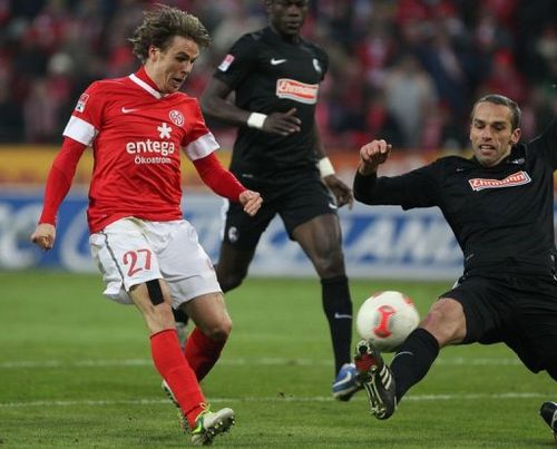 Mainz' Nicolai Mueller (L) tries to score in Mainz on January 19, 2012