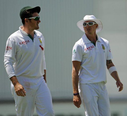 Graeme Smith (L) and Dale Steyn during the third Test between South Africa and Australia in Perth on December 1, 2012