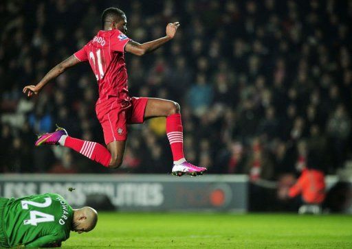 Southampton&#039;s Guly Do Prado (R) vies with Everton&#039;s Tim Howard (L) at St.Mary&#039;s Stadium on January 21, 2013