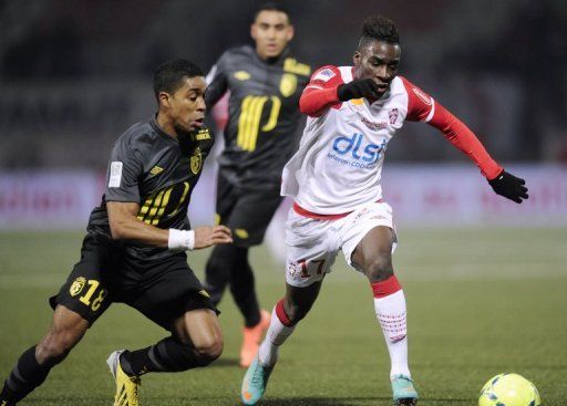 Massadio Haidara (R) vies for the ball with Lille&#039;s Franck Beria during a match in Tomblaine on January 12, 2013