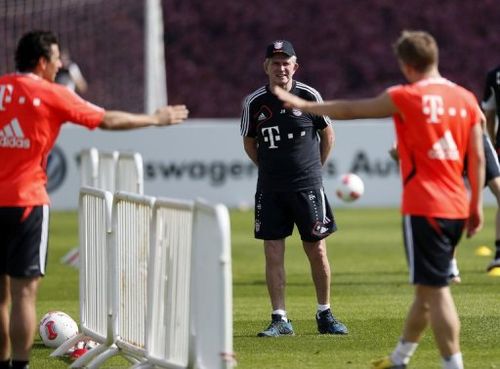 Bayern Munich's German Manager Jupp Heynckes (C) attends a training session in Doha on January 6, 2013