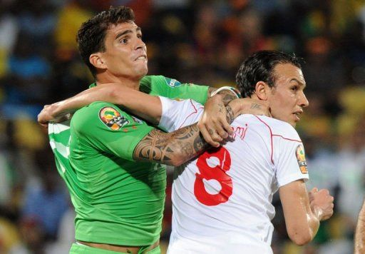 Tunisia&#039;s Chadi Hammami (R) vies for the ball with Algeria&#039;s Carl Medjani in Rustenburg on January 22, 2013