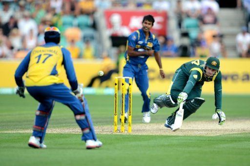 Phil Hughes (R) avoids being run out by Nuwan Kulasekara during the fifth one-day international on January 23, 2013
