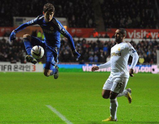 Chelsea&#039;s Oscar (L) controls the ball infront of Swansea City&#039;s Wayne Routledge (R) in Cardiff on January 23, 2013